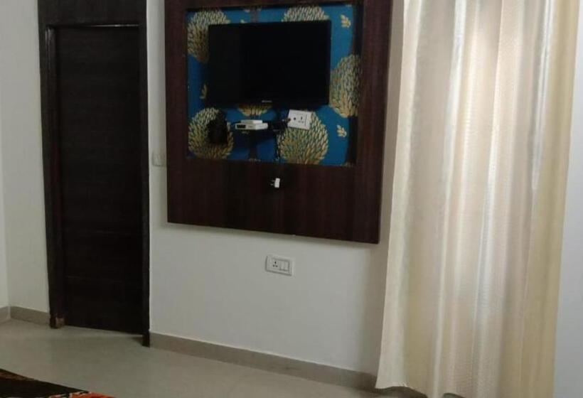 Отель Vanya Palace By Wb Inn