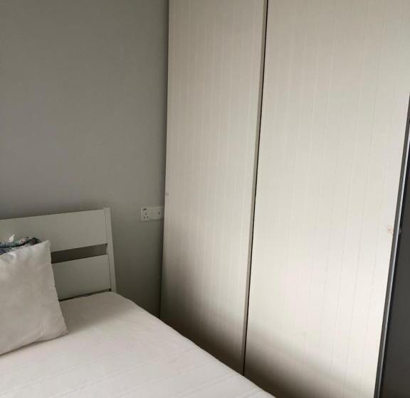 膳宿费 Medium Sized Bedroom, Girls Only In Country Garden Danga Bay, 2pax, Free Wifi, Parking