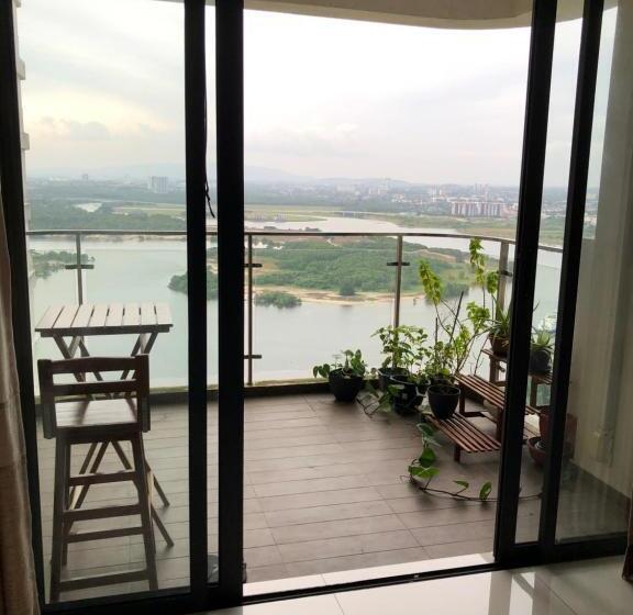 Пансион Medium Sized Bedroom, Girls Only In Country Garden Danga Bay, 2pax, Free Wifi, Parking