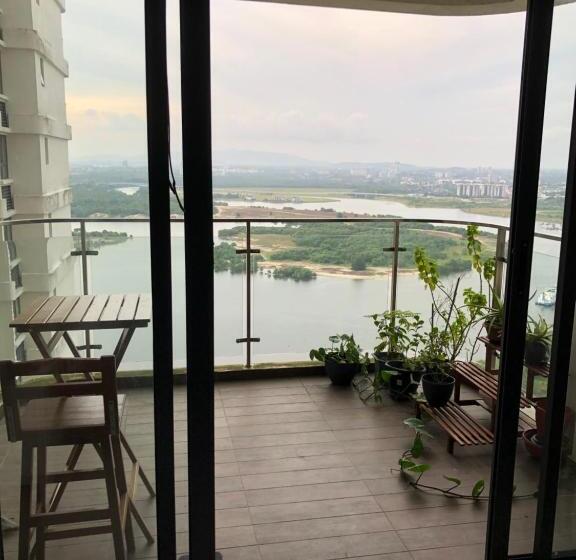 Пансион Medium Sized Bedroom, Girls Only In Country Garden Danga Bay, 2pax, Free Wifi, Parking