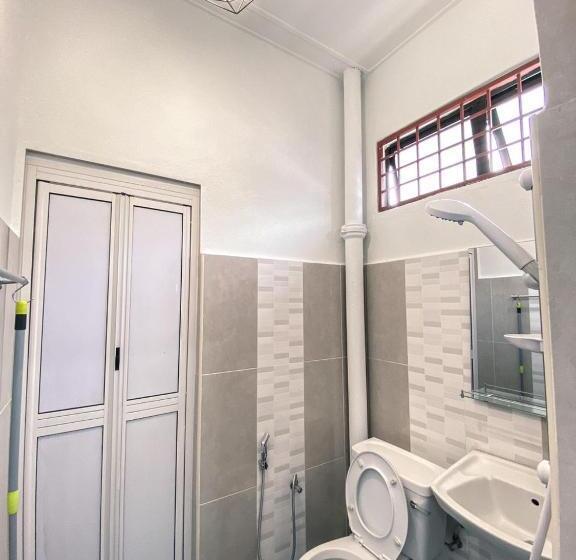펜션 Queen Room Semi Attached Bathroom Bukit Mertajam Alma Impian