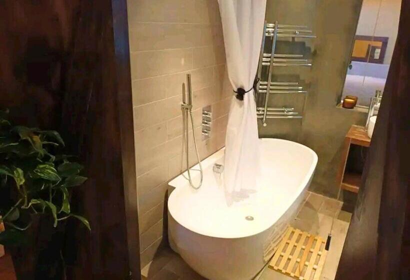 ペンション Room With Luxury Private Bathroom & Independent Entrance, Near Tube