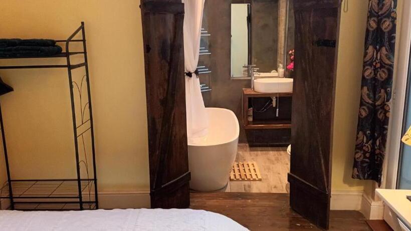 ペンション Room With Luxury Private Bathroom & Independent Entrance, Near Tube