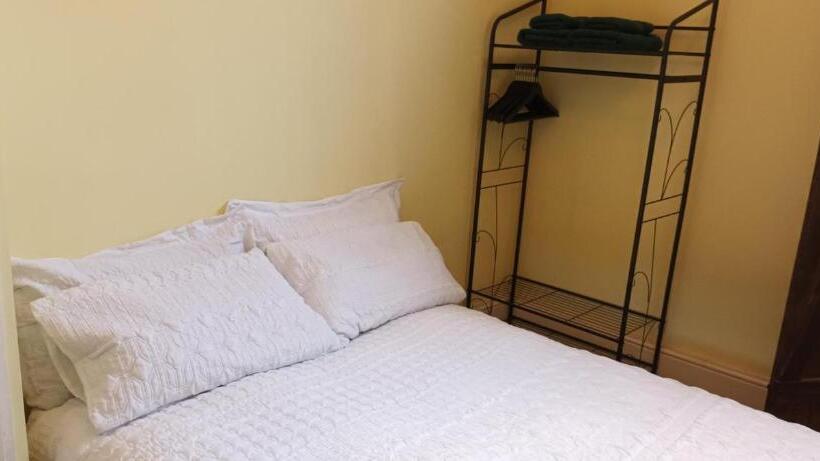 ペンション Room With Luxury Private Bathroom & Independent Entrance, Near Tube