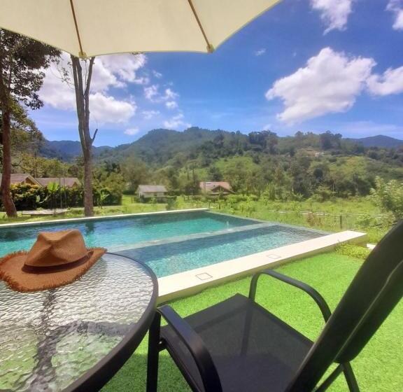 אתר נופש The Hill