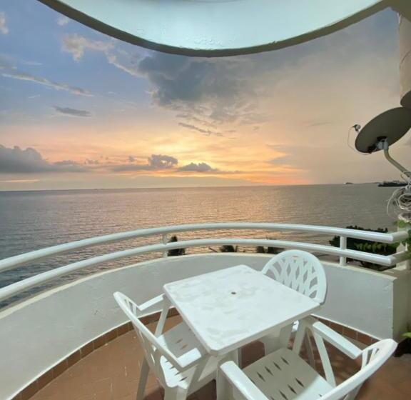 استراحتگاه The Regency Tanjung Tuan Private Unit Homestay Seaview