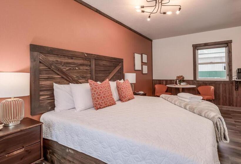 The Harbor Hotel Chic, Retro