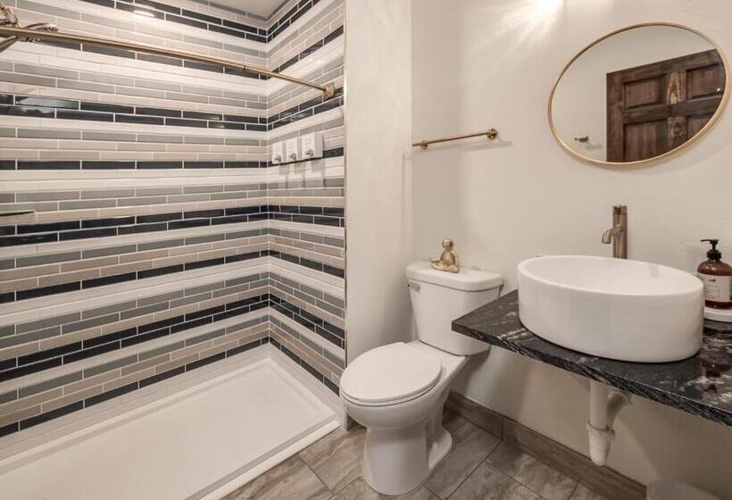 The Harbor Hotel Chic, Retro