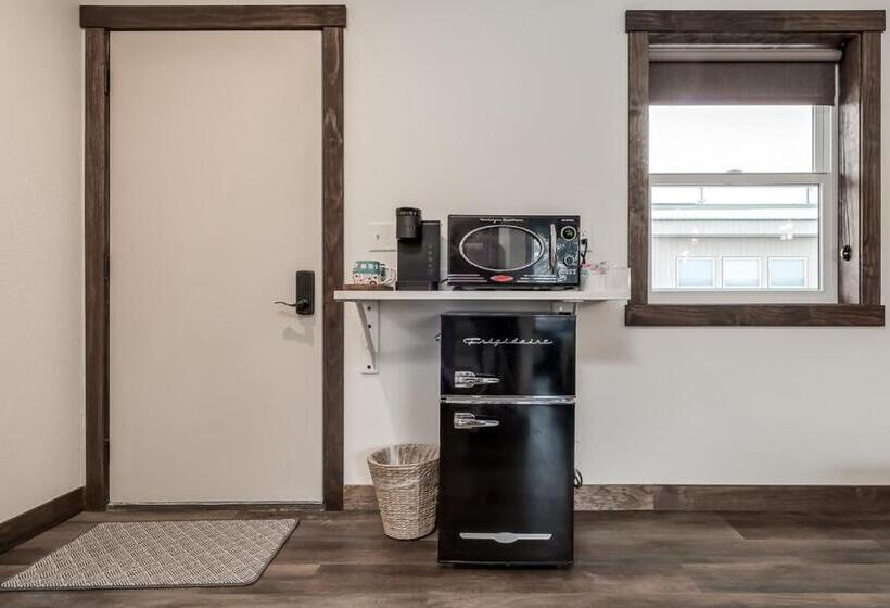 The Harbor Hotel Chic, Retro