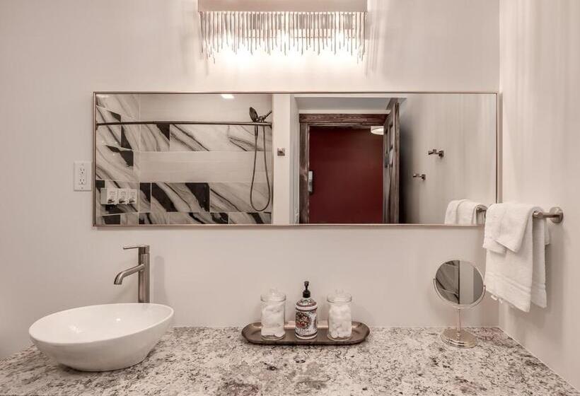 The Harbor Hotel Chic, Retro