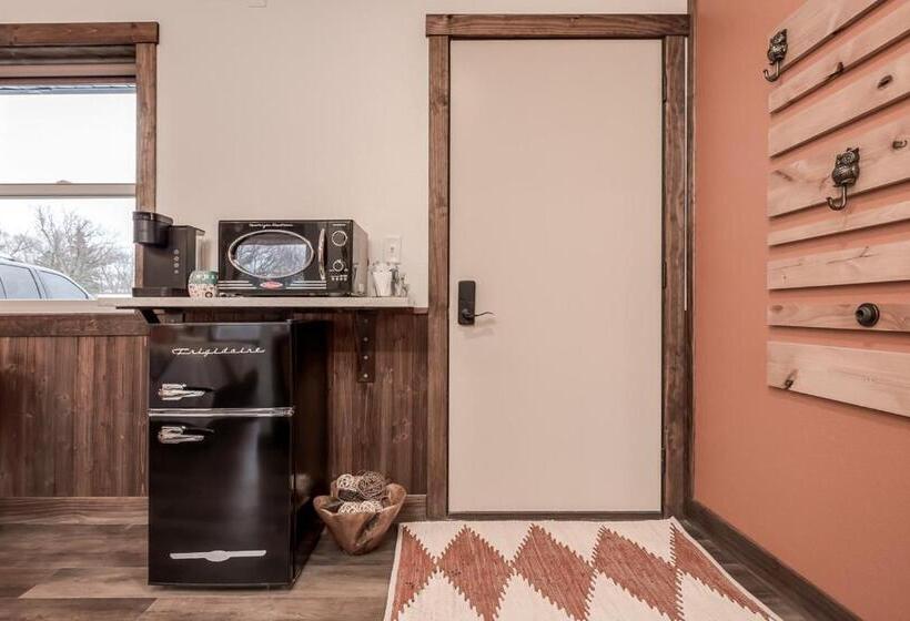 The Harbor Hotel Chic, Retro