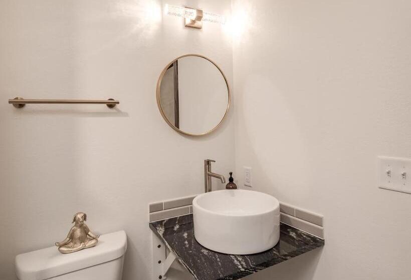 The Harbor Hotel Chic, Retro