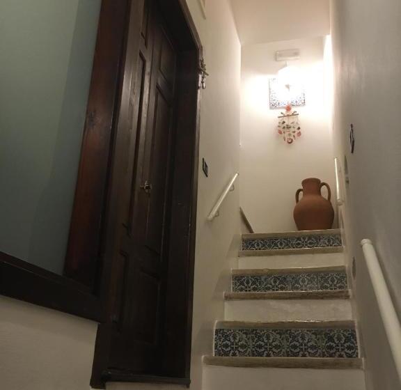 تختخواب و صبحانه La Petite Maison