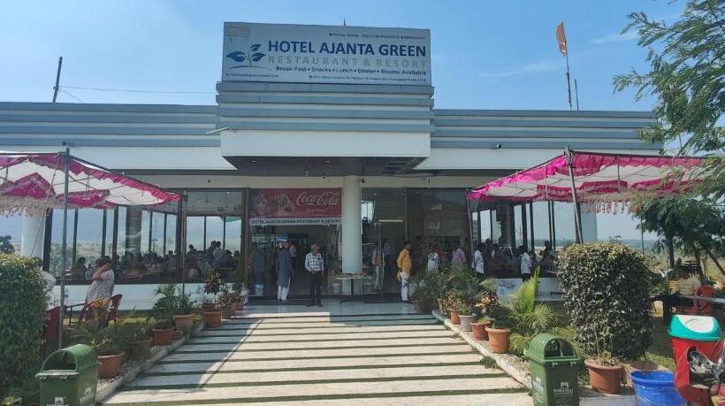 בית מלון כפרי Ajanta Green Restaurant And Resort