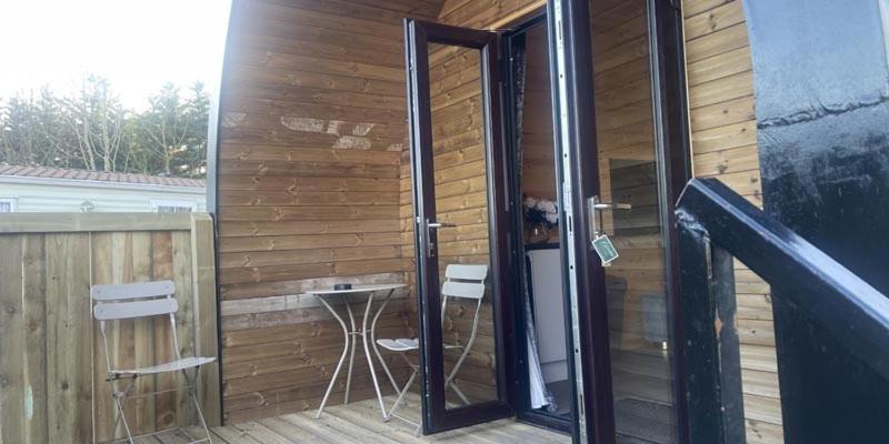 בית מלון כפרי Dog Friendly Stagecoach Glamping Pod With Hot Tub
