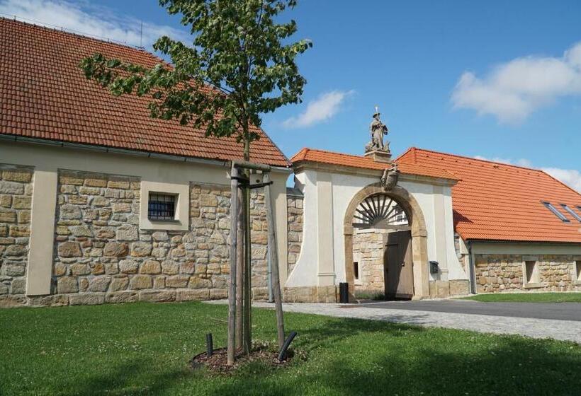 فندق Tvrz Krassa