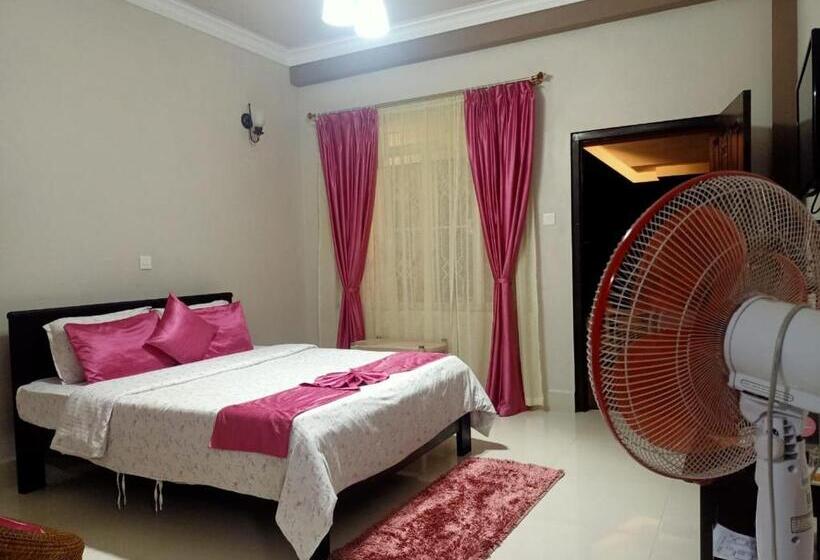 פנסיון The Escapade Inn