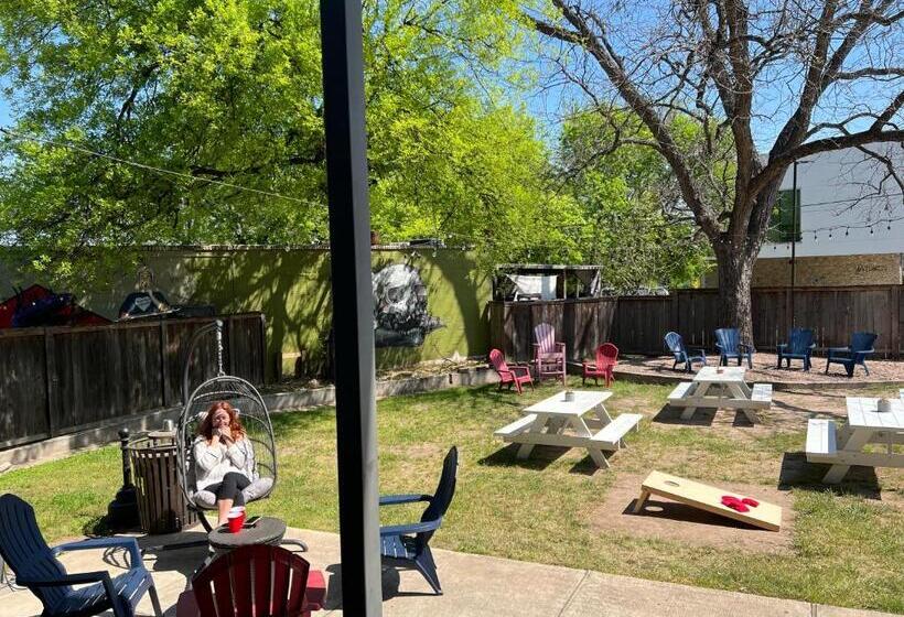 Hostel 512