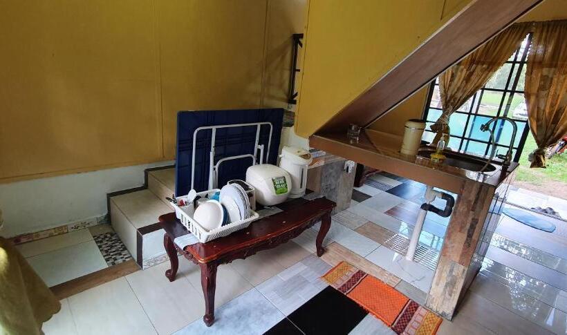 ホテル Chalet Kampong Semawar