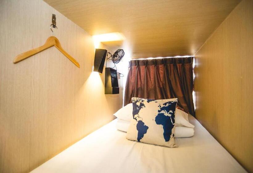 מלון כמוסות Traveller Bunker Hostel