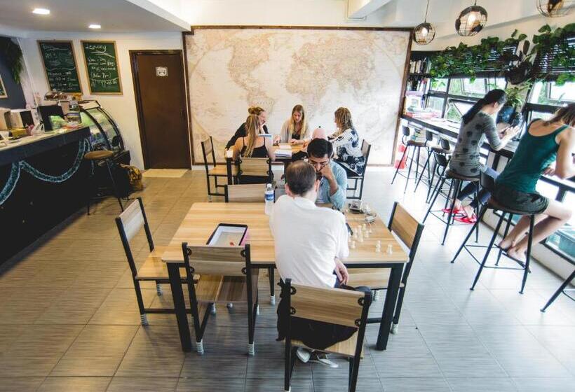 מלון כמוסות Traveller Bunker Hostel