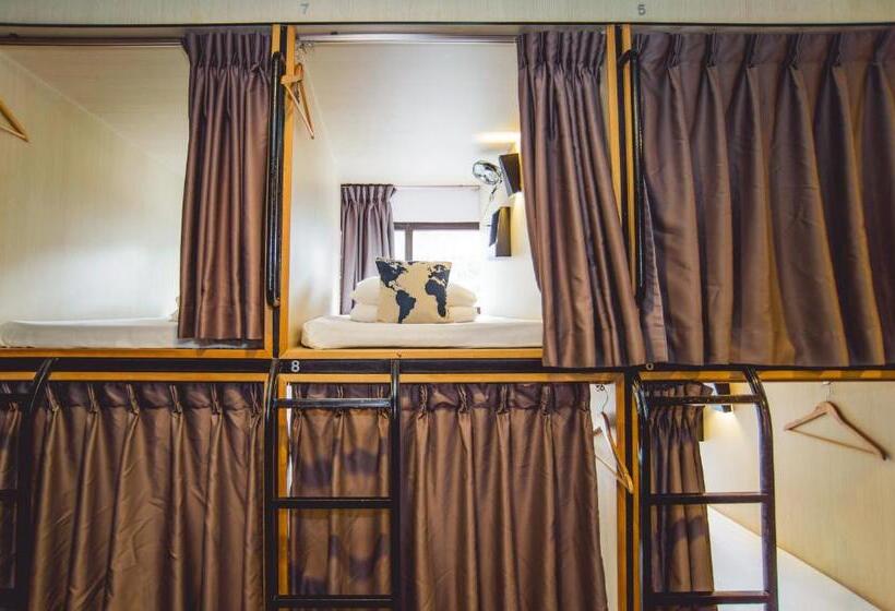 מלון כמוסות Traveller Bunker Hostel