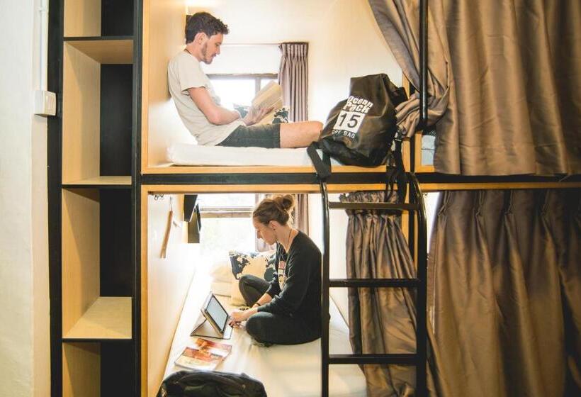 מלון כמוסות Traveller Bunker Hostel