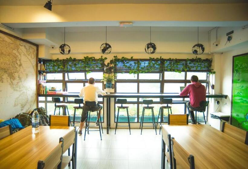 מלון כמוסות Traveller Bunker Hostel