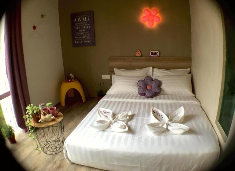 Отель Flora Plus