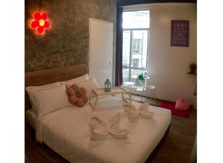 Отель Flora Plus