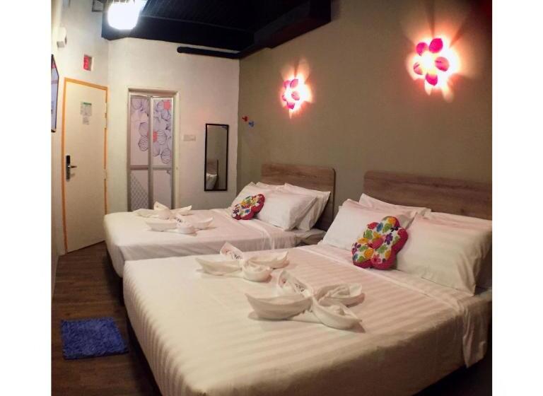 Отель Flora Plus