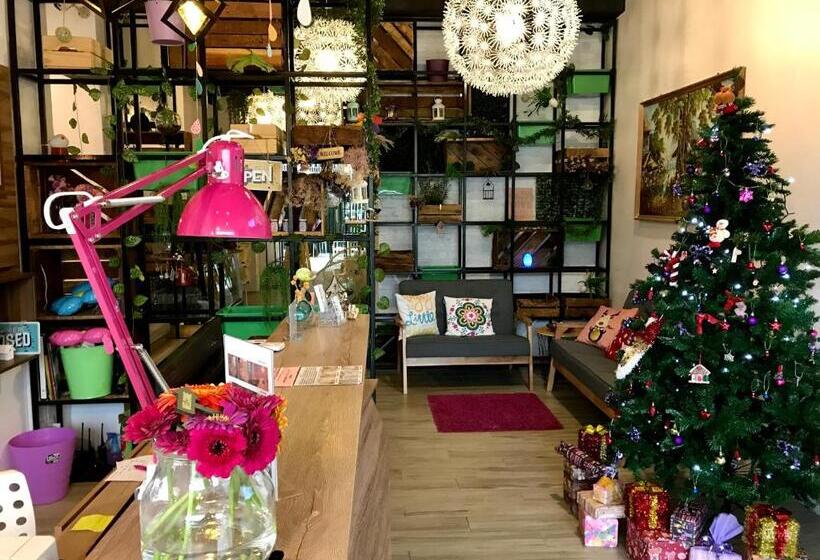 Отель Flora Plus