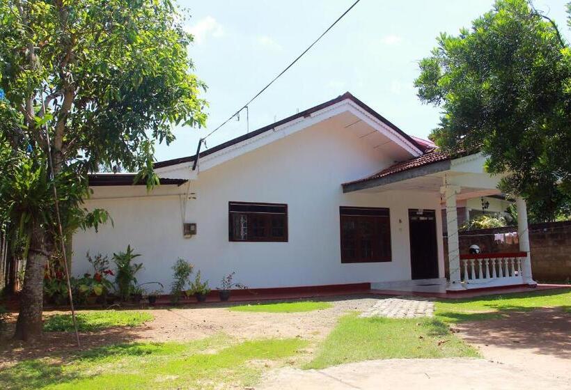 펜션 Mirissa White House