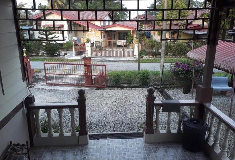 פנסיון Teratak Opah Kamunting