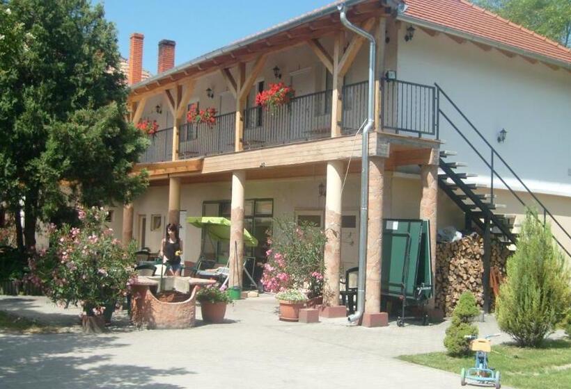 住宿加早餐  Hársfavirág Vendégház