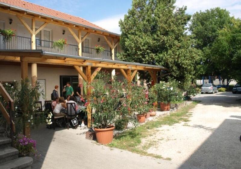 住宿加早餐  Hársfavirág Vendégház