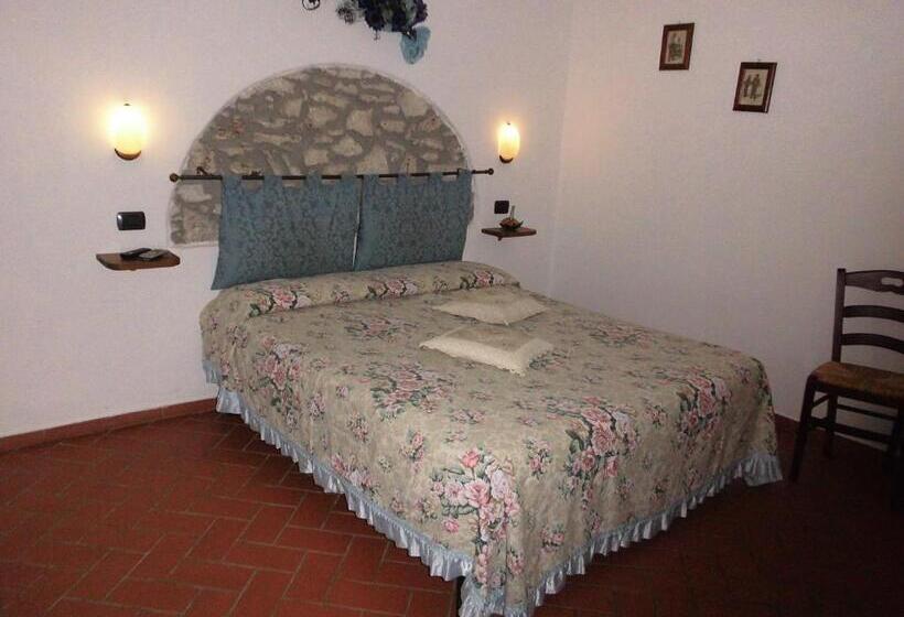 هتل Agriturismo La Castellina