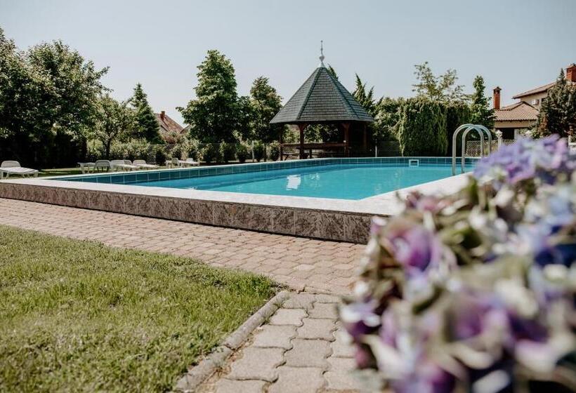 ペンション Kék Vendégház Family Resort