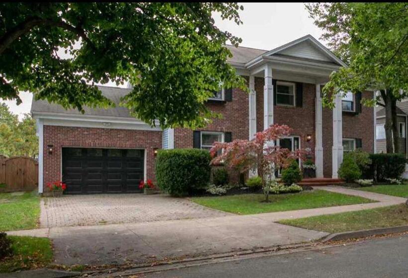 펜션 Luxury Bachelor By Halifax Waterfront  Hot Tub