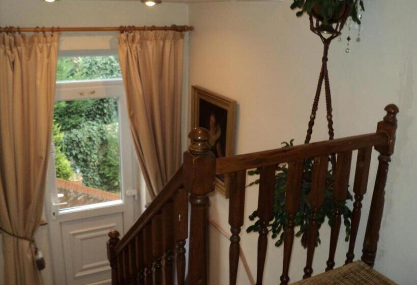 Пансион Maple Lodge