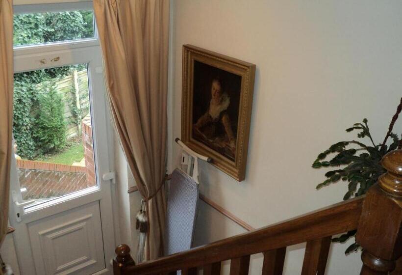 Пансион Maple Lodge