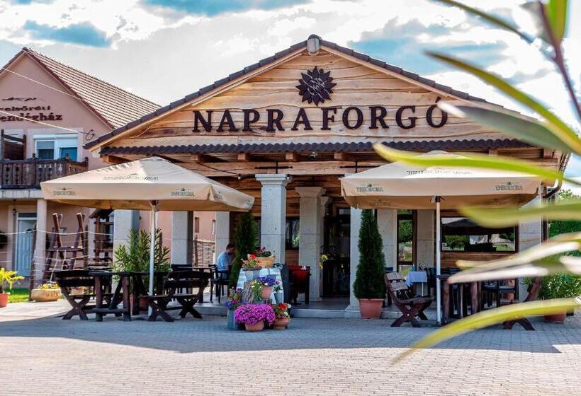 ペンション Napraforgó Vendégház