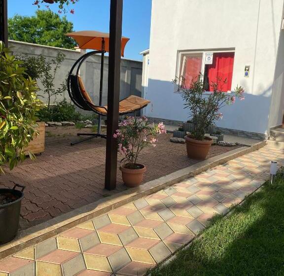 بنسيون Vila Flory & Crystiana