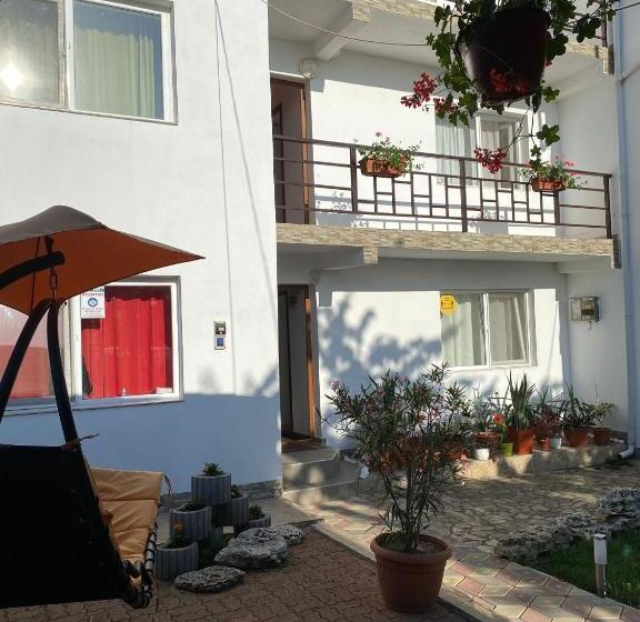 بنسيون Vila Flory & Crystiana