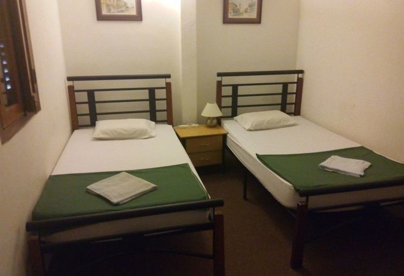 הוסטל Hutton Suites