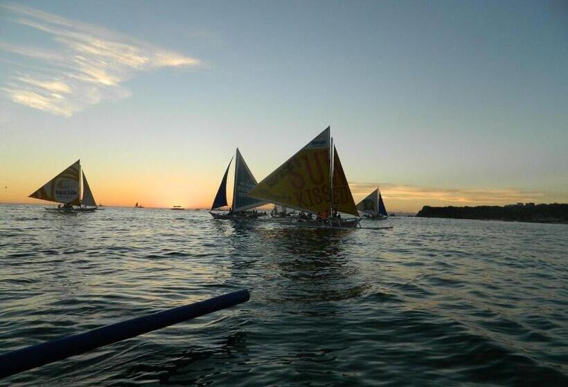 هتل Boracay Travelodge Beach Resort