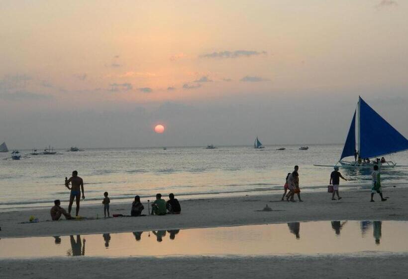 هتل Boracay Travelodge Beach Resort