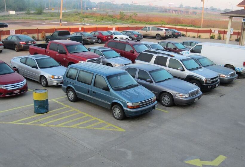 בית מלון כפרי First Western Inn   Fairmont City