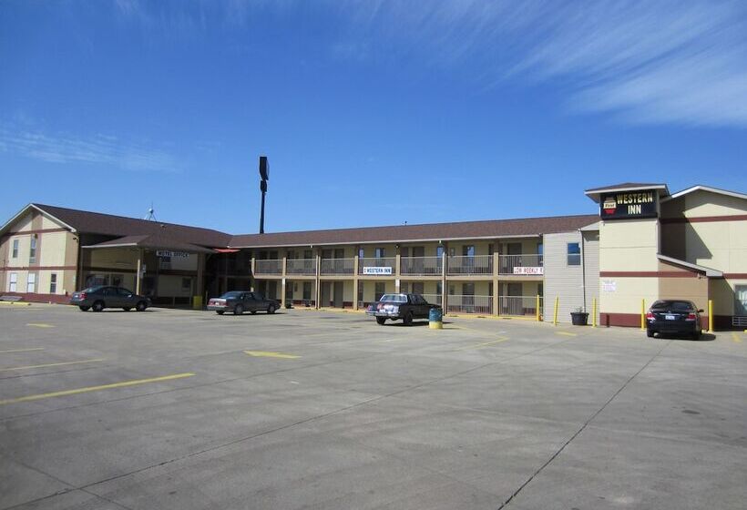 בית מלון כפרי First Western Inn   Fairmont City