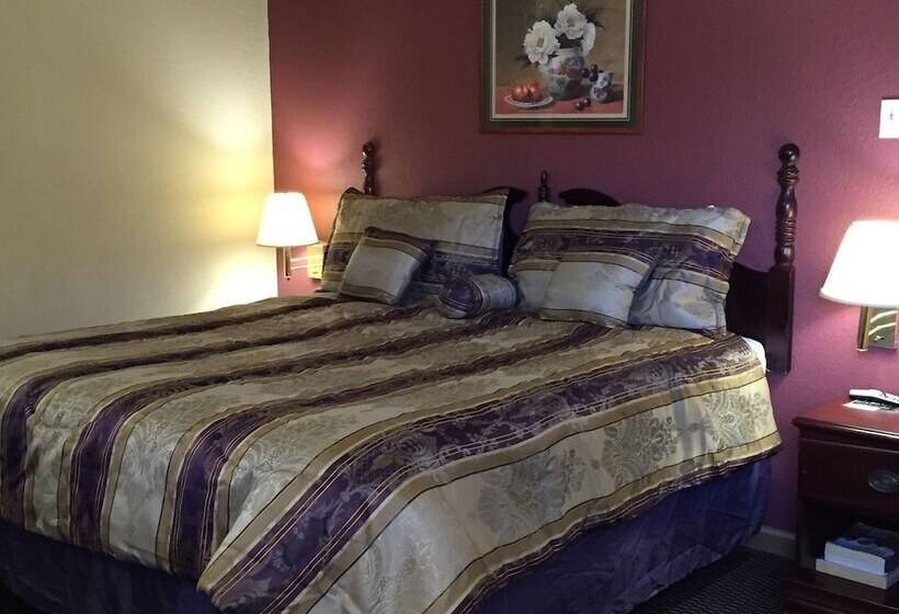 בית מלון כפרי First Western Inn   Fairmont City